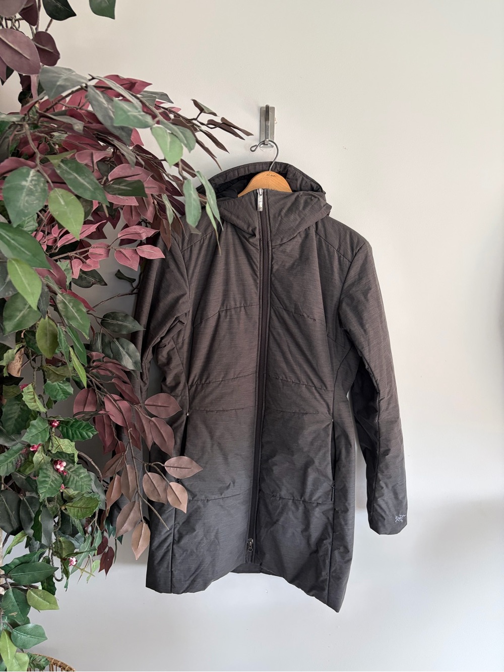 Arc’teryx darra Long Hooded Puffer Coat in Dark gray - Picture 7 of 12
